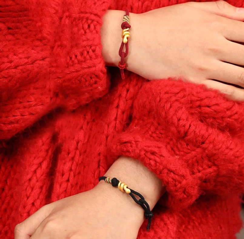 999 gold snake charm weight detail display for red string bracelet