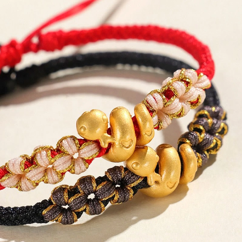 Adjustable pull cord closure detail of snake red string bracelet