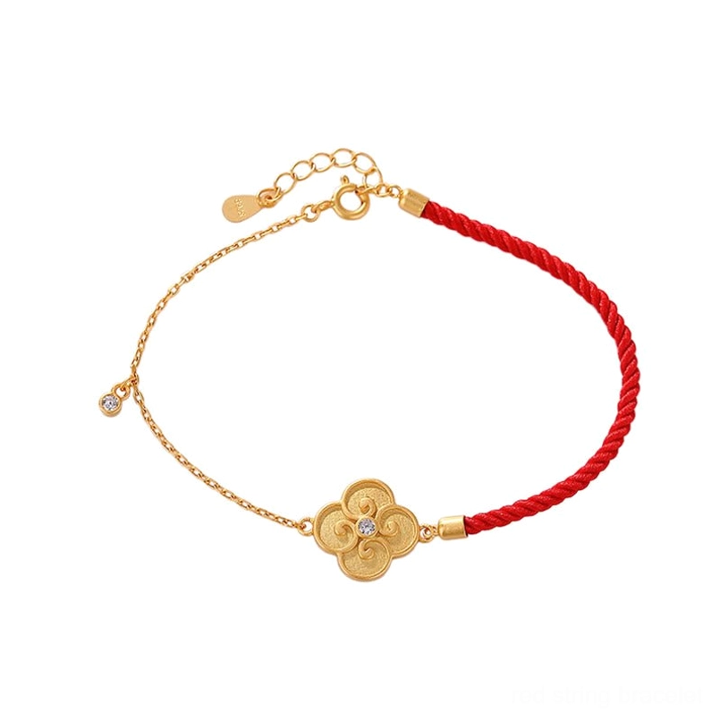 Complete view of 925 sterling silver gold-plated four-leaf clover red string bracelet
