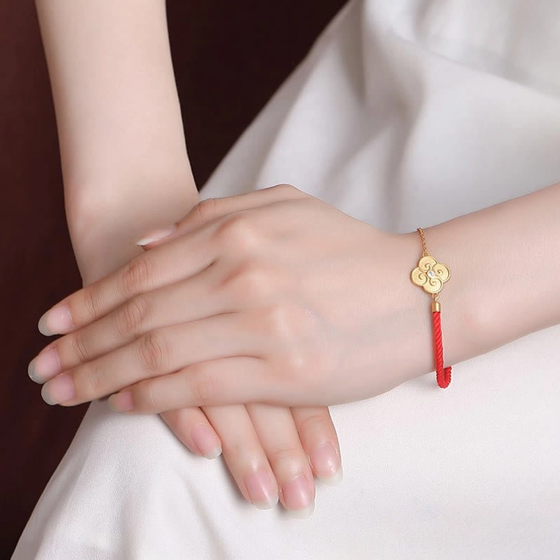 925 silver gold-plated four-leaf clover red string bracelet worn on wrist