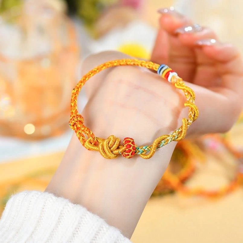 Gold-green adamantine knot bracelet combining Eastern wisdom and protective energy