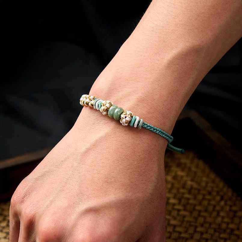 Green adjustable luck bracelet with jade stone and traditional Chinese knot