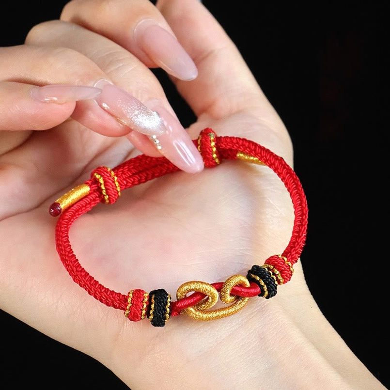 Handheld Display Of Adjustable Red String Ingot Bracelet