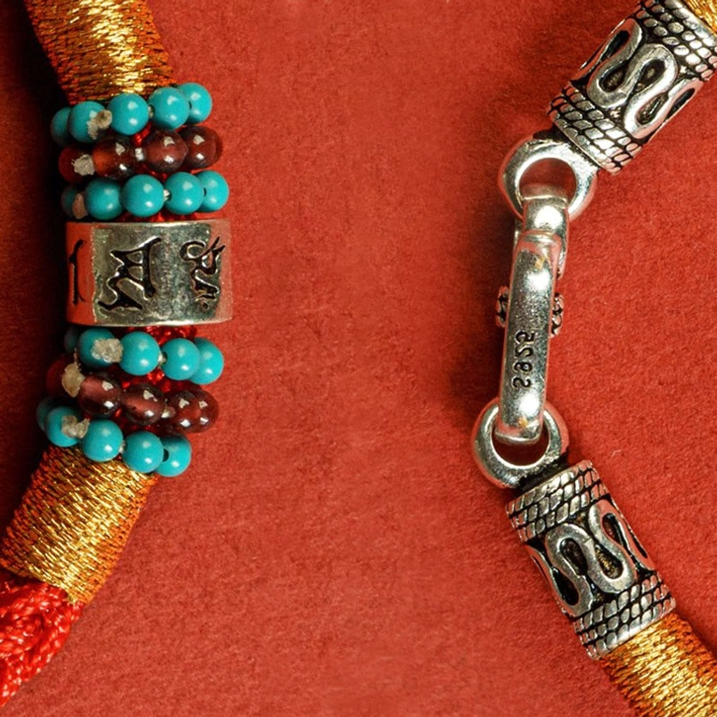 Handmade craftsmanship shot of Tibetan six true words string bracelet