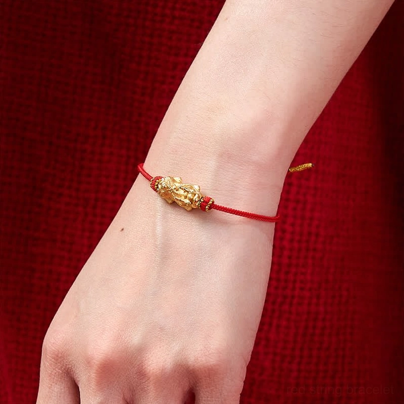 Delicate red-gold adjustable knot details of hand-woven Pixiu bracelet