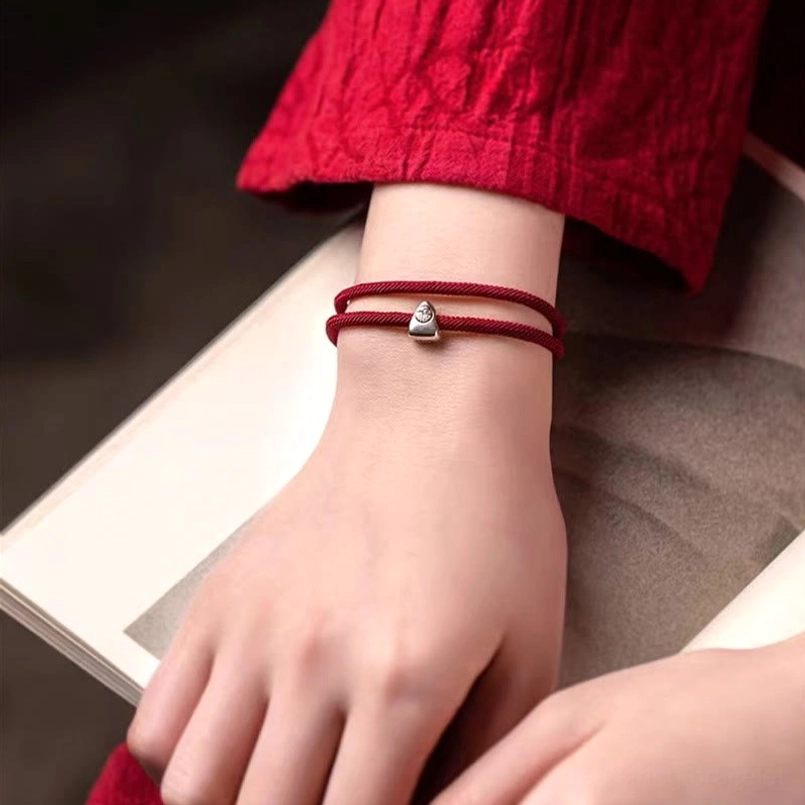 Double layer twisted red string bracelet with adjustable knots frame detail