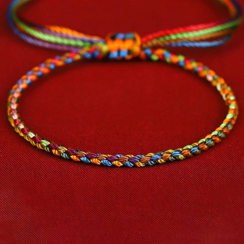 Size comparison chart for multicolored red string bracelet showing wrist circumference measurements in cm and inches
