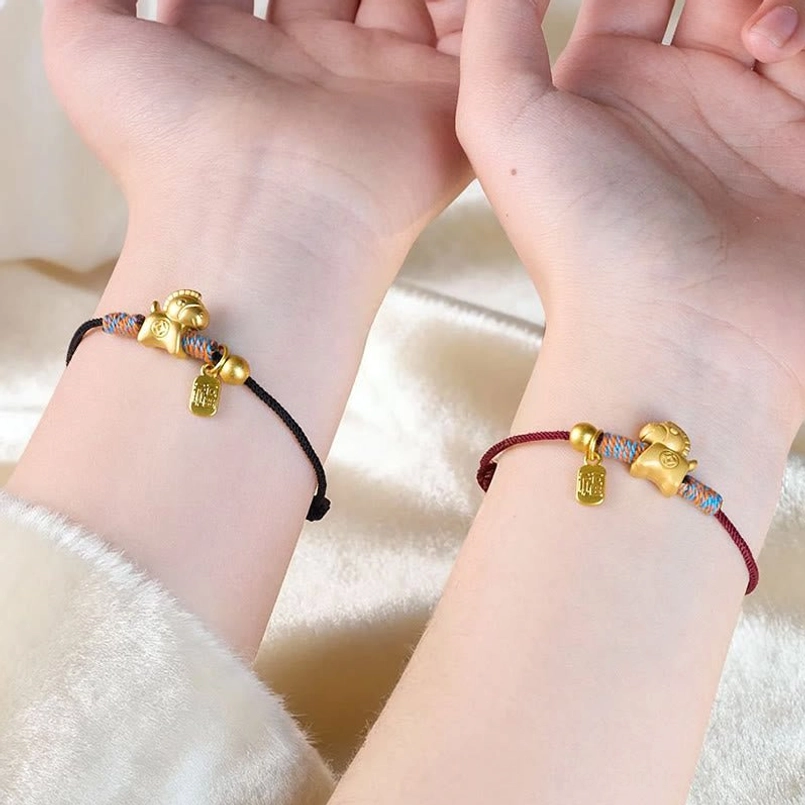 Horse Fu charm red string bracelet gift packaging display